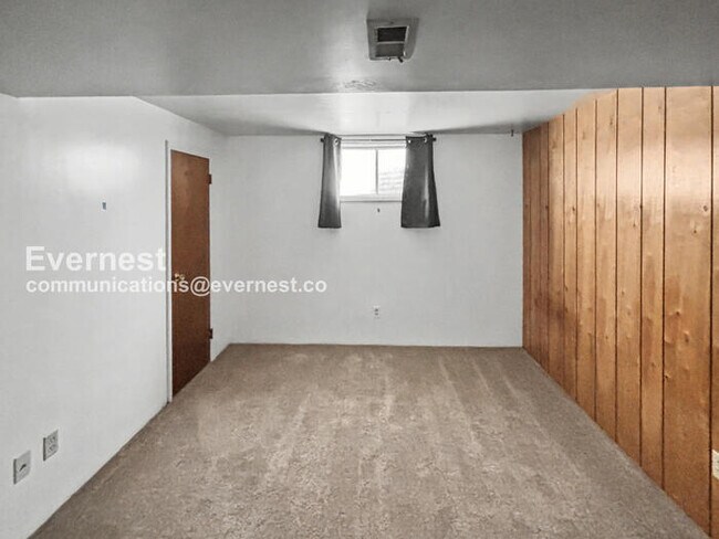 Building Photo - 4 Bed/3 Bath Home with Fenced Yard & Garage / Available Now!