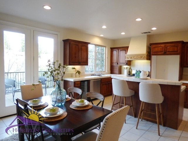 Building Photo - Modern Three-story 5 Bed 3.5 Bath 2,601 sqft Fair Oaks Home