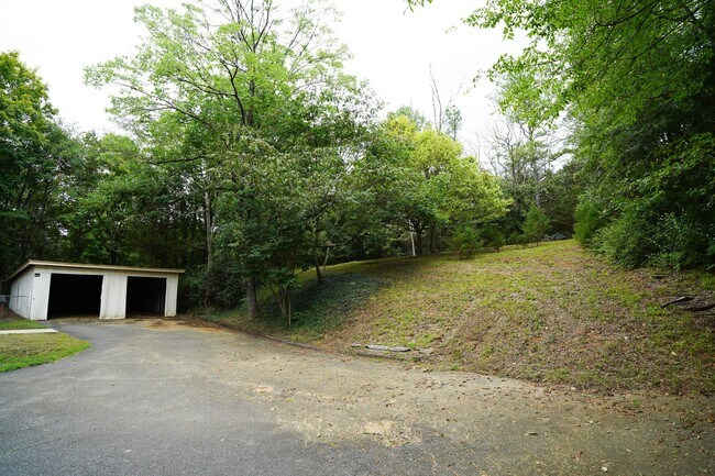 Building Photo - 3 bed 2 bath Updated Bungalow - Private ba...