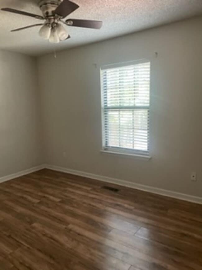 Building Photo - LARGE 4 BEDROOM 3 BATH HOME AVAILABLE NOW