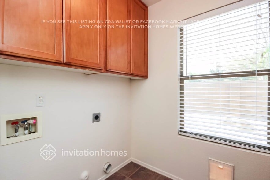 Building Photo - 2887 E Cherry Hills Dr