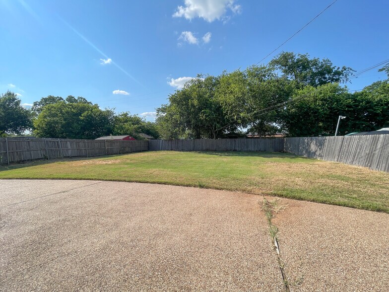 Building Photo - 109 Red Oak Rd