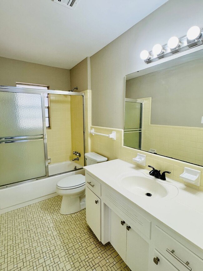 Building Photo - Room to Roam, Comfort to Stay — This Updat...