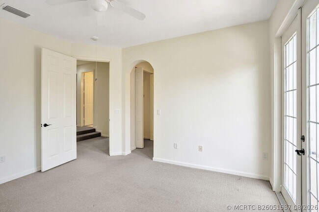 Building Photo - 606 W Circle Dr