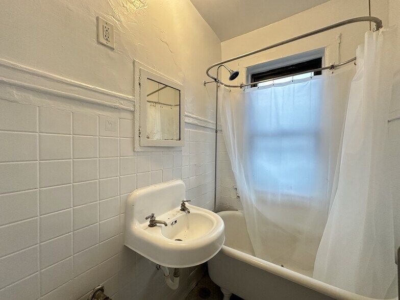 Building Photo - 3310 W Schubert Ave