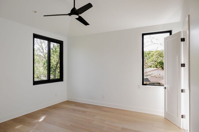 Building Photo - 2504 Bluffview Dr