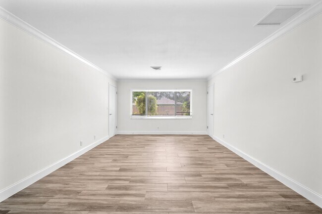 Building Photo - 1424 SW 13th Dr