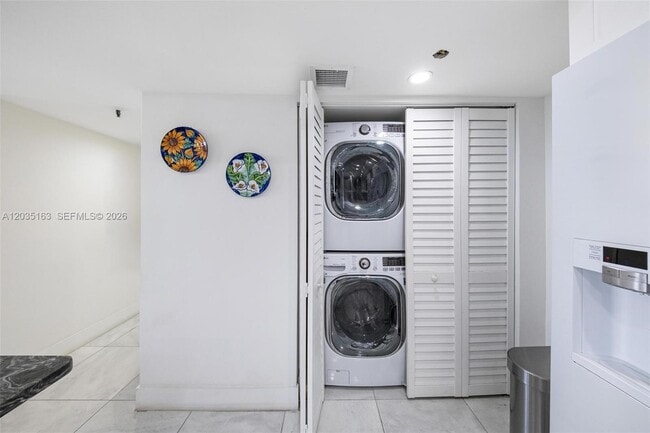 Building Photo - 520 Brickell Key Dr