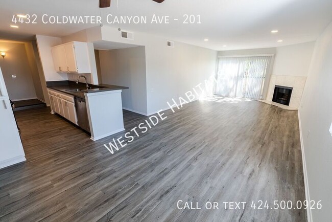 Building Photo - Gorgeous NEWLY RENOVATED apartment with a ...