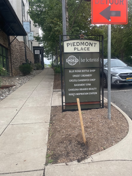 Building Photo - 1015 Heathercroft Cir