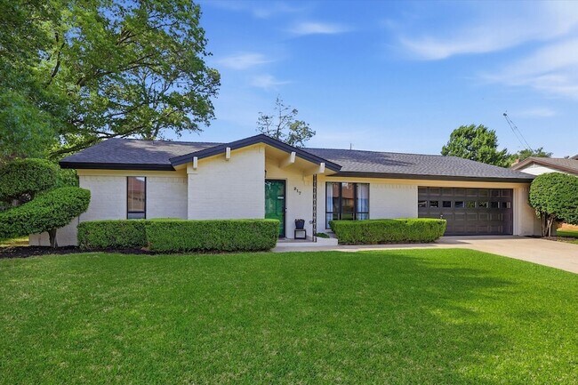 Building Photo - 217 E Louella Dr