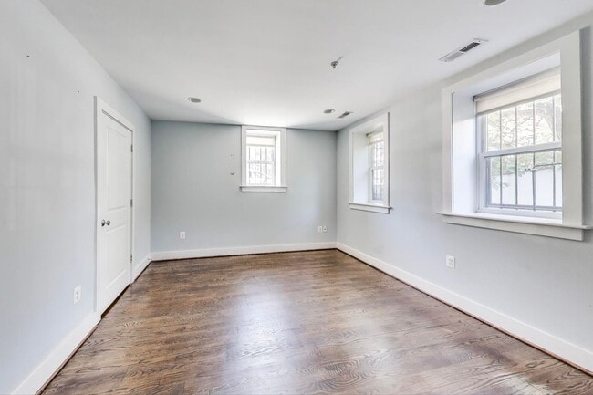 Building Photo - Happy on Harvard! Near New 2 + 2 close to ...