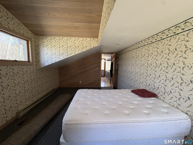 Building Photo - 40 Looking Glass Hill Rd