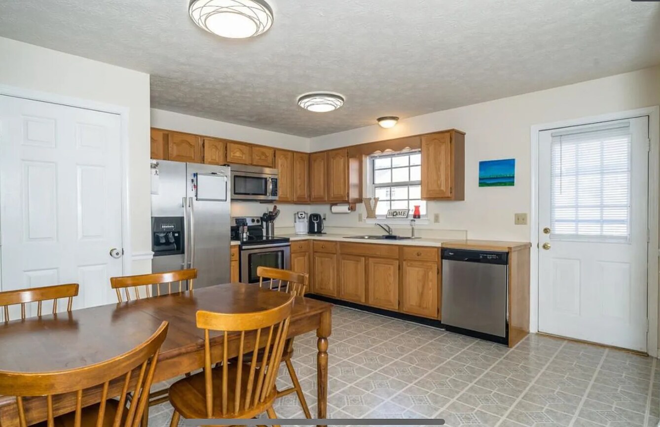 Building Photo - 689 Stonewall Dr