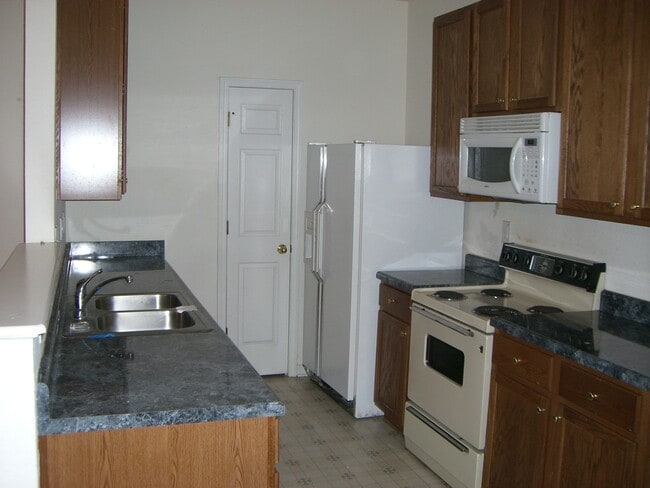 Building Photo - 196 Brookview Dr