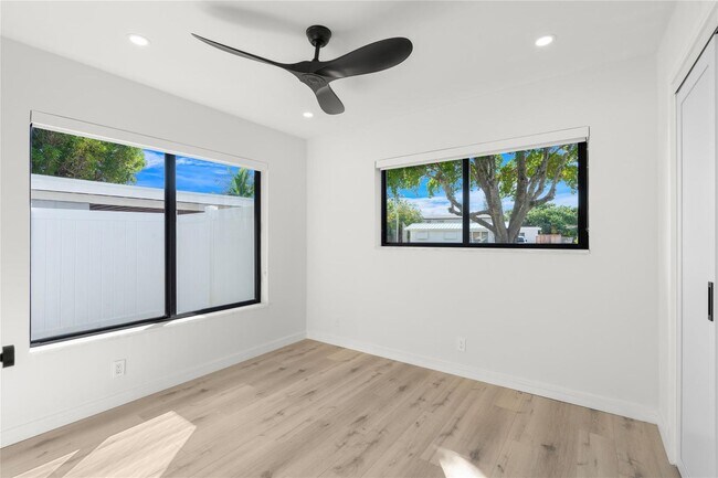 Building Photo - 455 SW 14th Ct