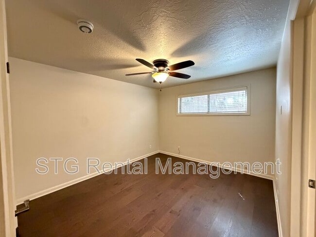 Building Photo - 696 N 600 W