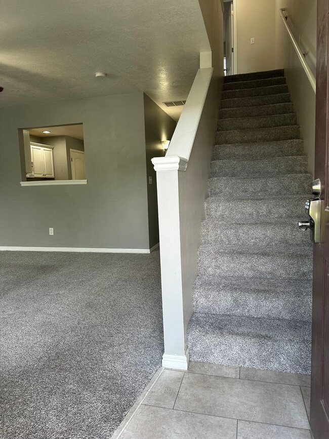 Building Photo - 2-Bedroom Townhome with Central AC and Covered Parking
