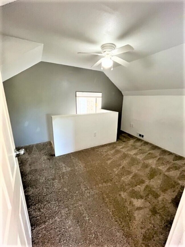 Building Photo - Enjoy the Country living, Home on acres in Yamhill Oregon
