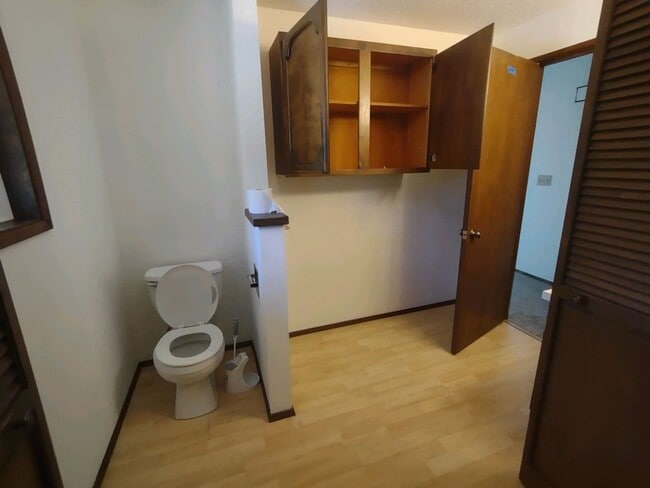 Building Photo - Large 2+ bedroom 2.5 bath home with large ...