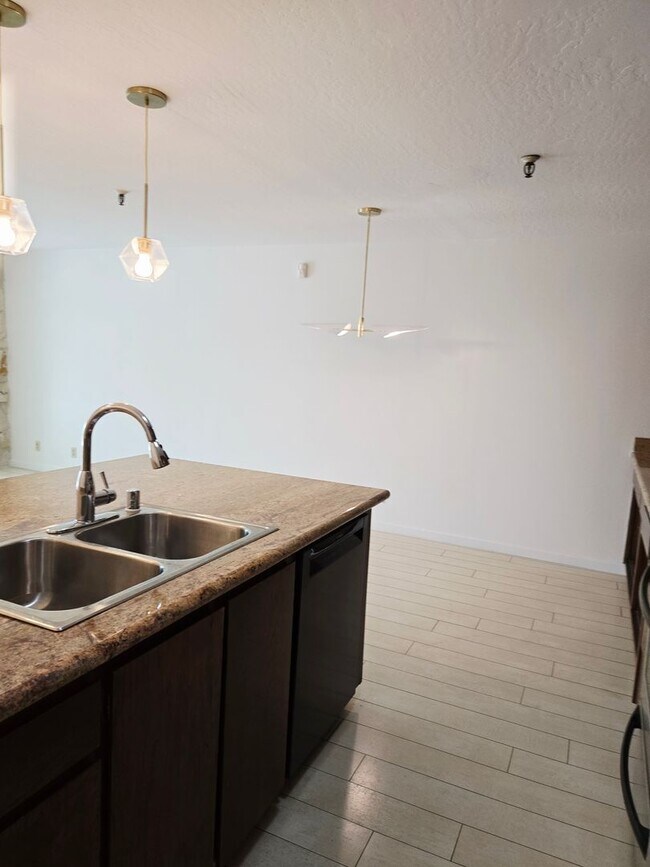 Building Photo - Top Floor Condo Unit
