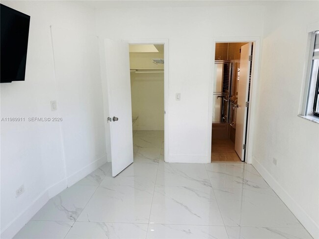 Building Photo - 706 W 40th Pl