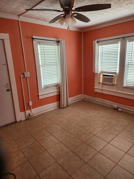 Building Photo - 552 Tanglewood St