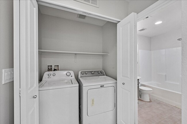 Building Photo - 3 Bedroom Home with Gorgeous Kitchen.