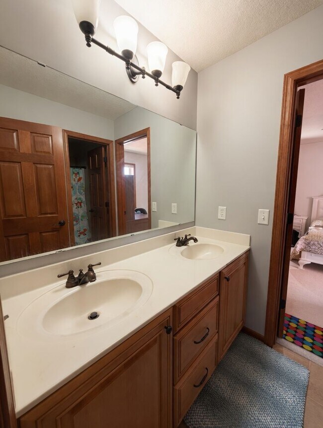Building Photo - Rare executive rental in chanhassen! 5 beds no upgrade left behind!!!
