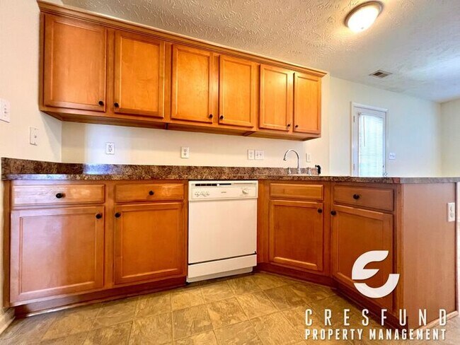 Building Photo - COZY AND CONVENIENT MINUTES FROM FT. BRAGG!