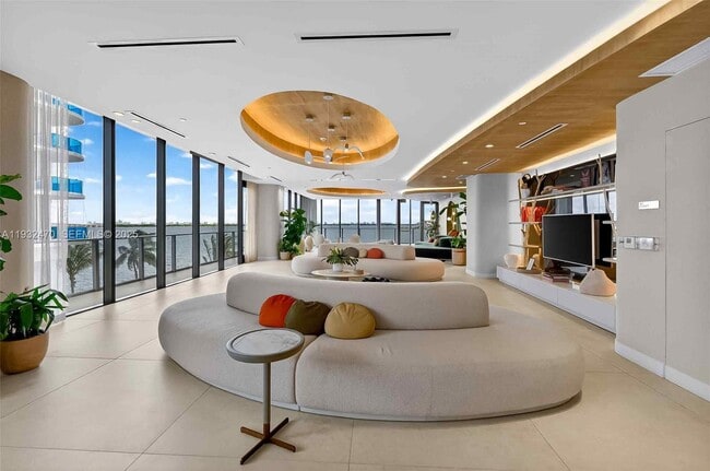 Building Photo - 700 NE 24th St