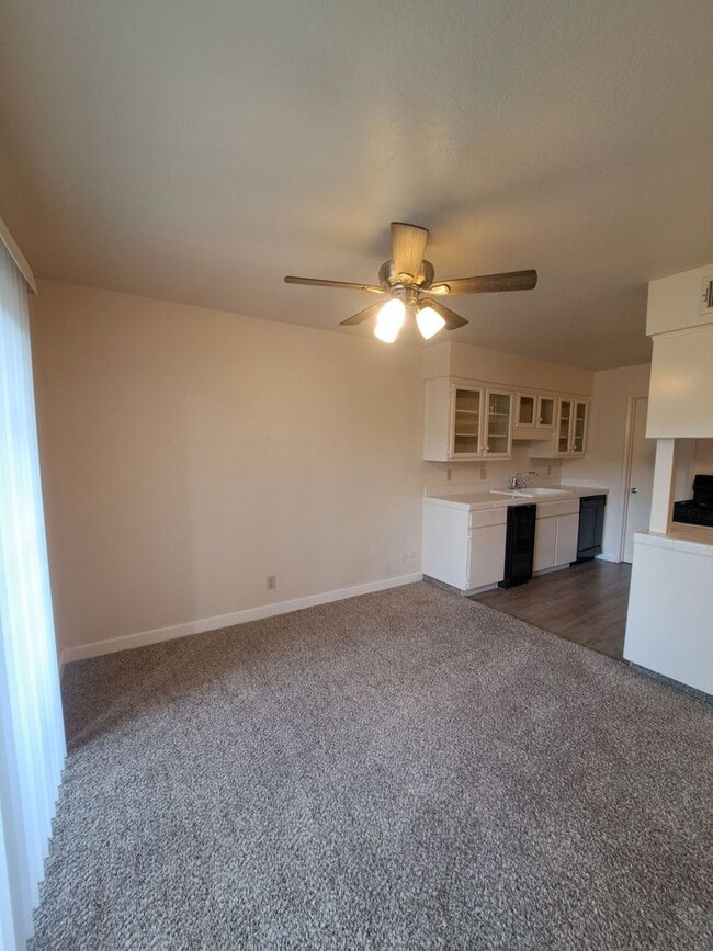 Building Photo - Beautiful 2 Bedroom Condominium Near Fashi...