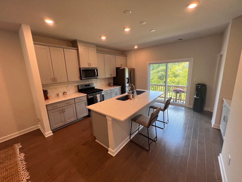 Building Photo - Room in Townhome on Memorial Pkwy
