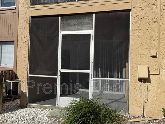 Building Photo - 1575 Greenlea Dr