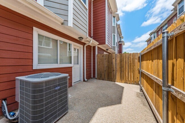 Building Photo - August Pre-lease Available!! Gorgeous 2 Be...