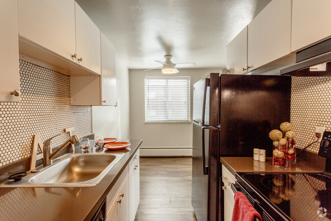 2BD, 1BA - 775 SF - The Birch