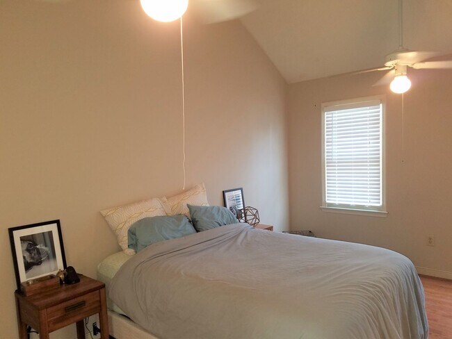 Building Photo - 4 bed room home in Midlothian with fenced rear yard