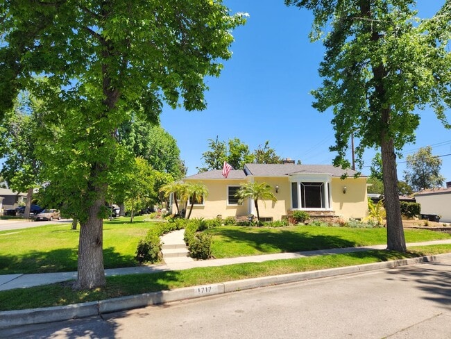 Building Photo - **COMING SOON**!! Gorgeous 3 beds | 4 bath...