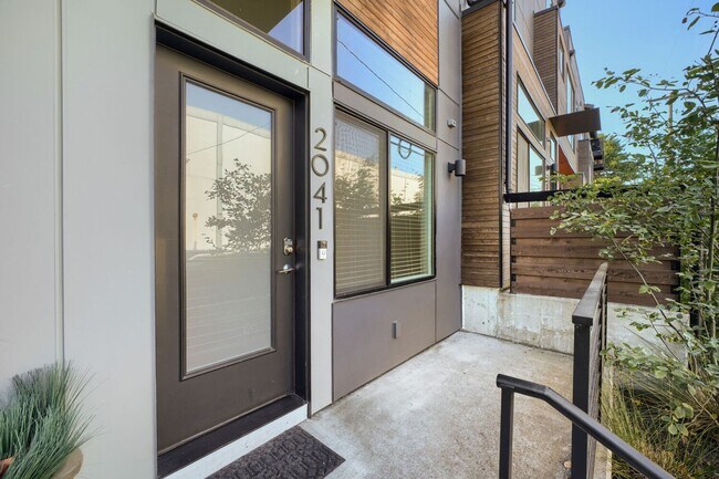 Building Photo - 2041 25th Ave S