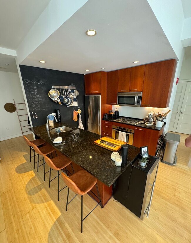 Building Photo - Prime Location 1-Bedroom + Office Den, 1-Bath Apartment