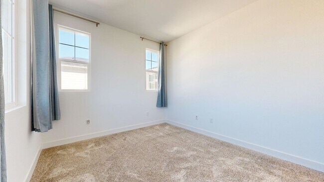 Building Photo - Bright & Beautiful 4 Bedroom 3 Full Bathroom Home!