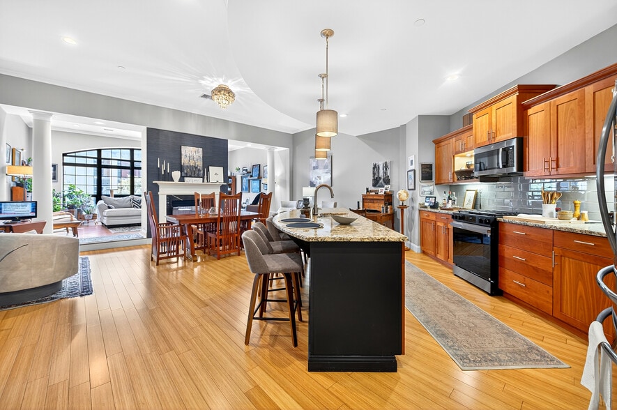 Building Photo - 325 S Salina St