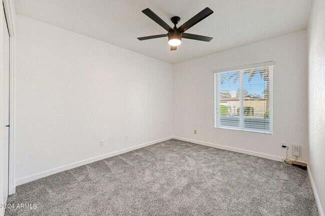 Building Photo - 5423 E Justine Rd