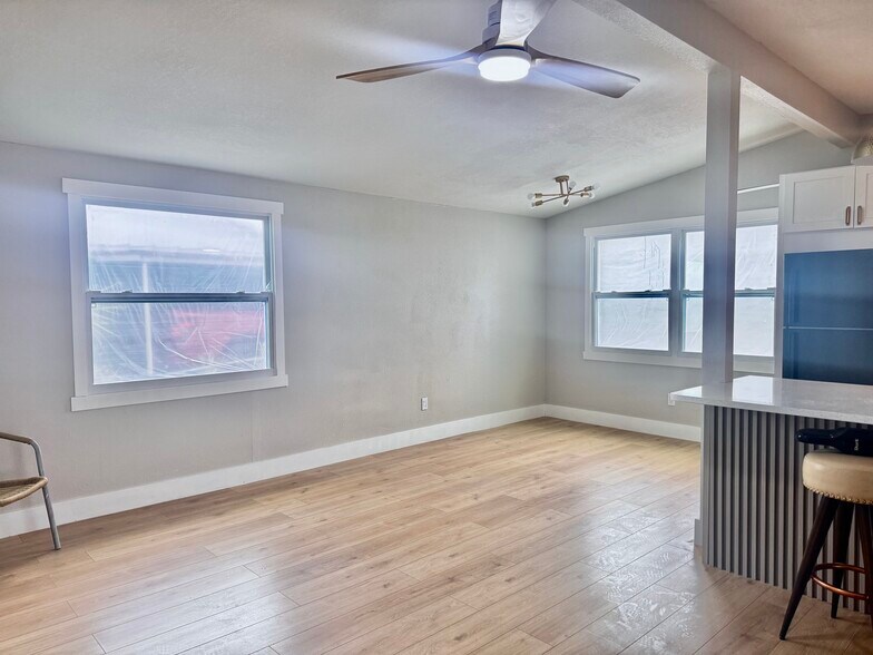 Building Photo - 3205 E Shadowlawn Ave