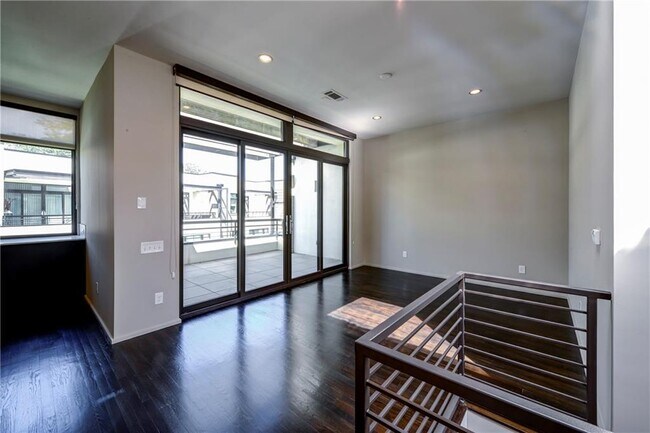 Building Photo - 721 Longleaf Dr NE