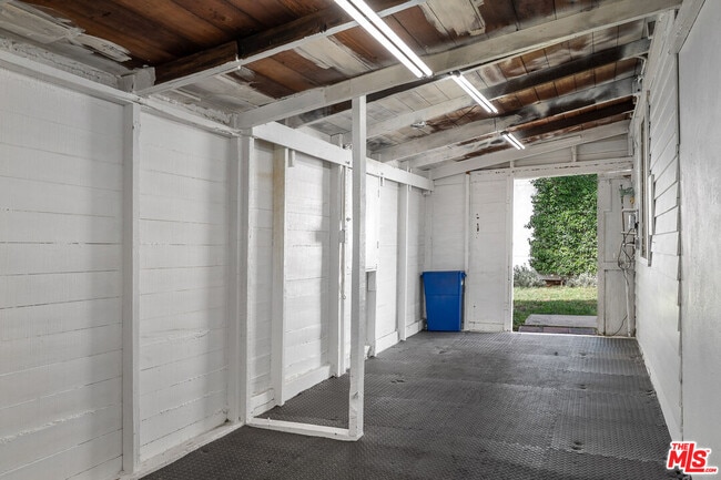 Building Photo - 927 N Edinburgh Ave