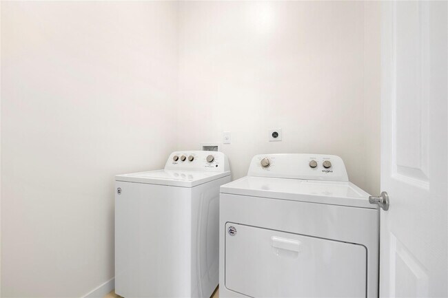 Building Photo - 1432 SW 4th Ave