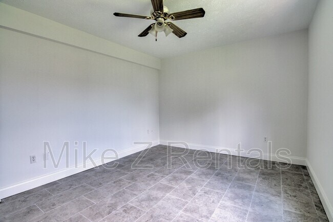 Building Photo - 10632 Woods Cir