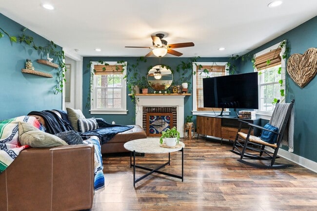 Building Photo - Updated Bungalow Close to Downtown