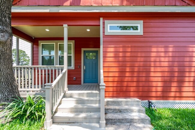 Primary Photo - 2311 Lee St